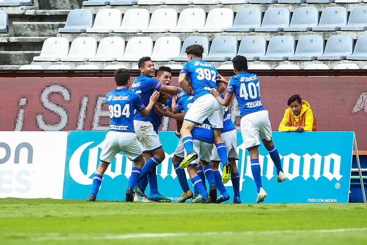 Después de un tiro libre, Diego Domínguez anotó al minuto 65 el 1-0 a favor de Cruz Azul, igualando la serie.