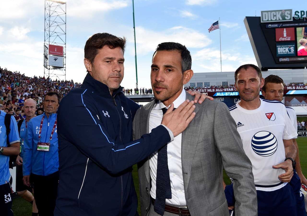 El saludo entre entrenadores. Mauricio Pochettino (Tottenham) saluda a Pablo Mastroeni (DT de las Estrellas de la MLS y Colorado Rapis