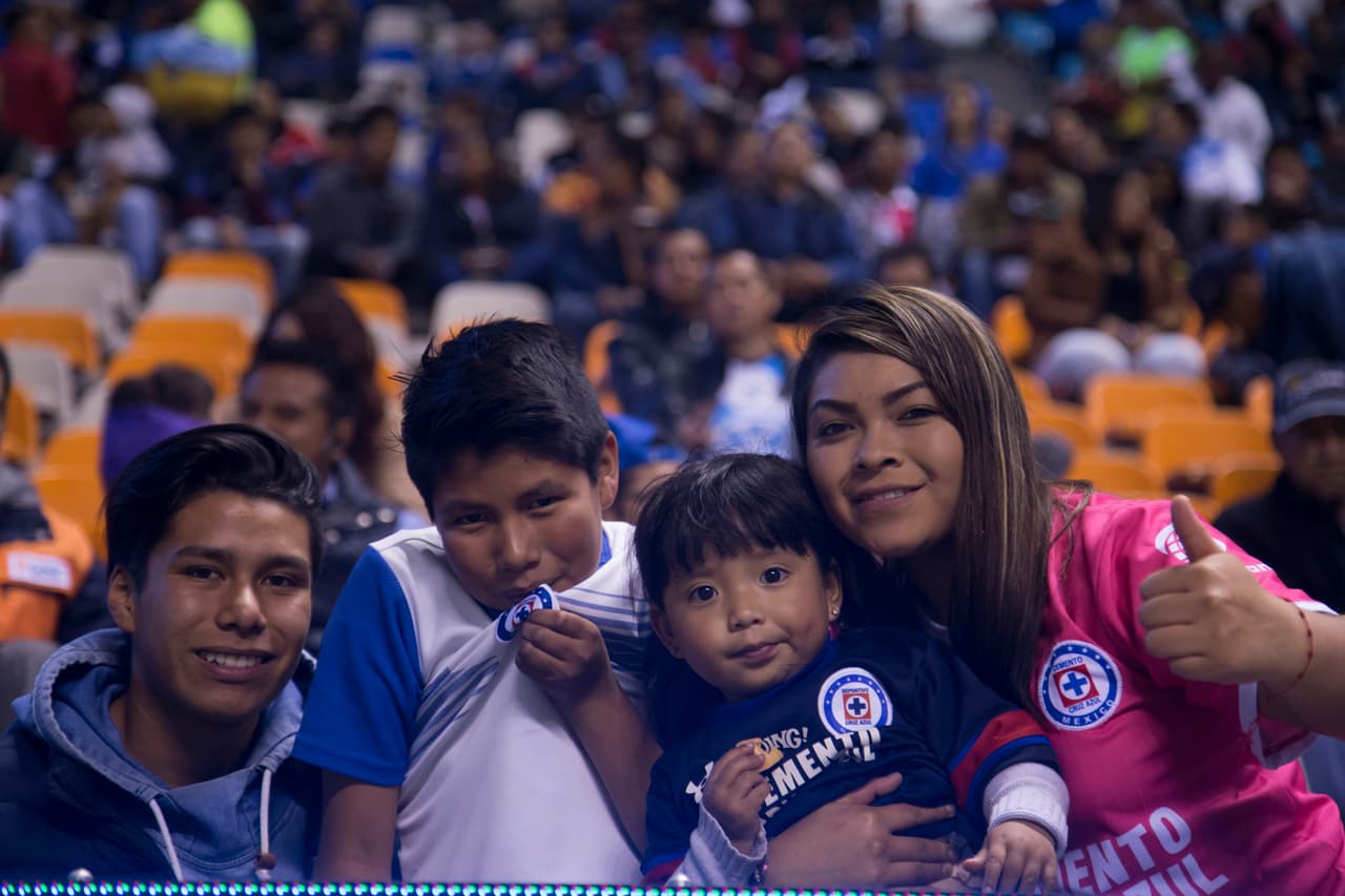 La belleza de las animadoras y el colorido de los fanáticos en los partidos de Cruz Azul contra Puebla y de Atlas contra Tampico Madero le dieron un sabor diferente a la jornada de la Copa MX.