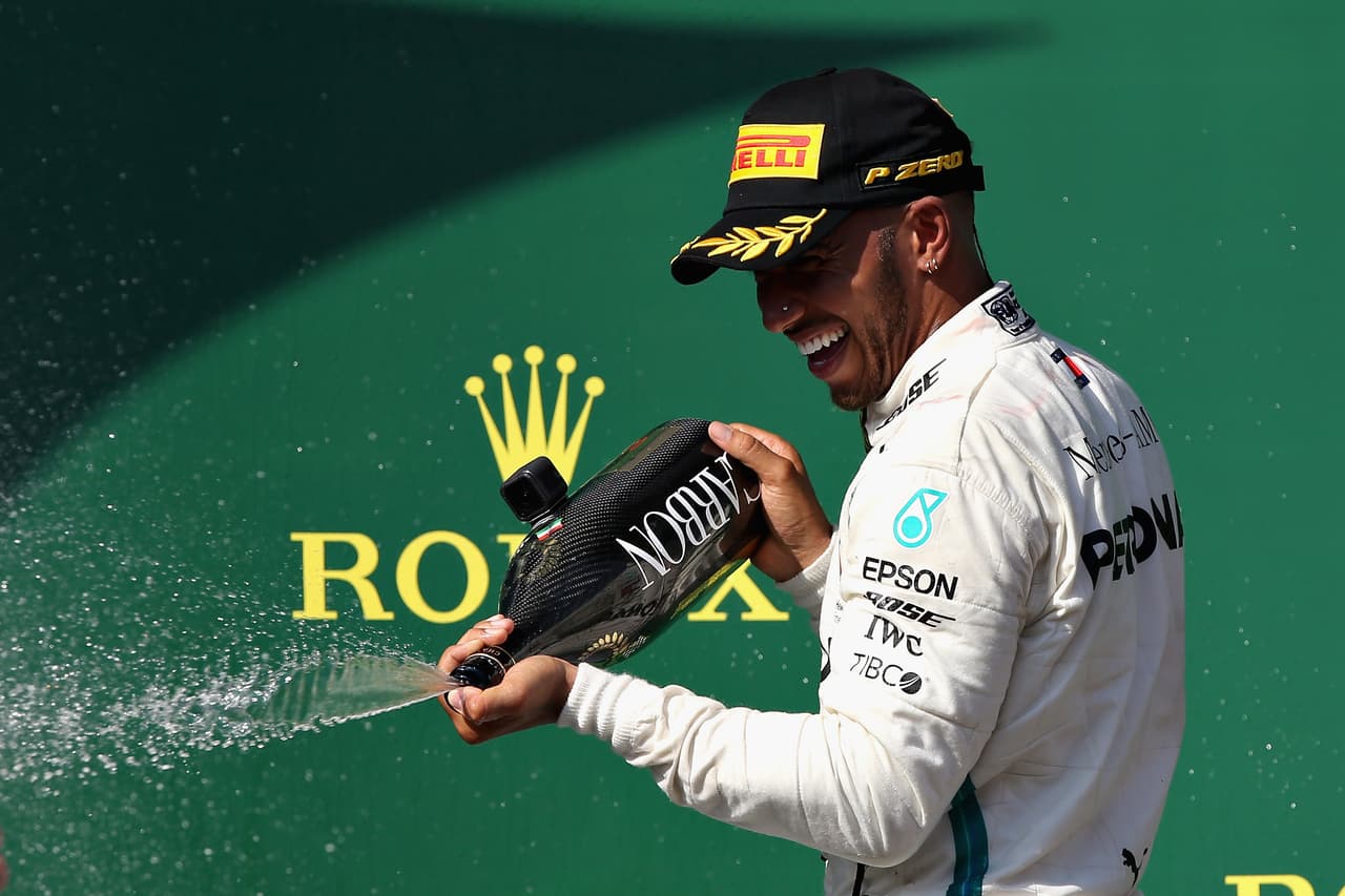 El piloto inglés del equipo Mercedes Lewis Hamilton triunfó en el Gran Premio de Hungría la mañana del domingo en el Hungaroning de la capital húngara, Budapest. Aquí festeja sobre el podio.