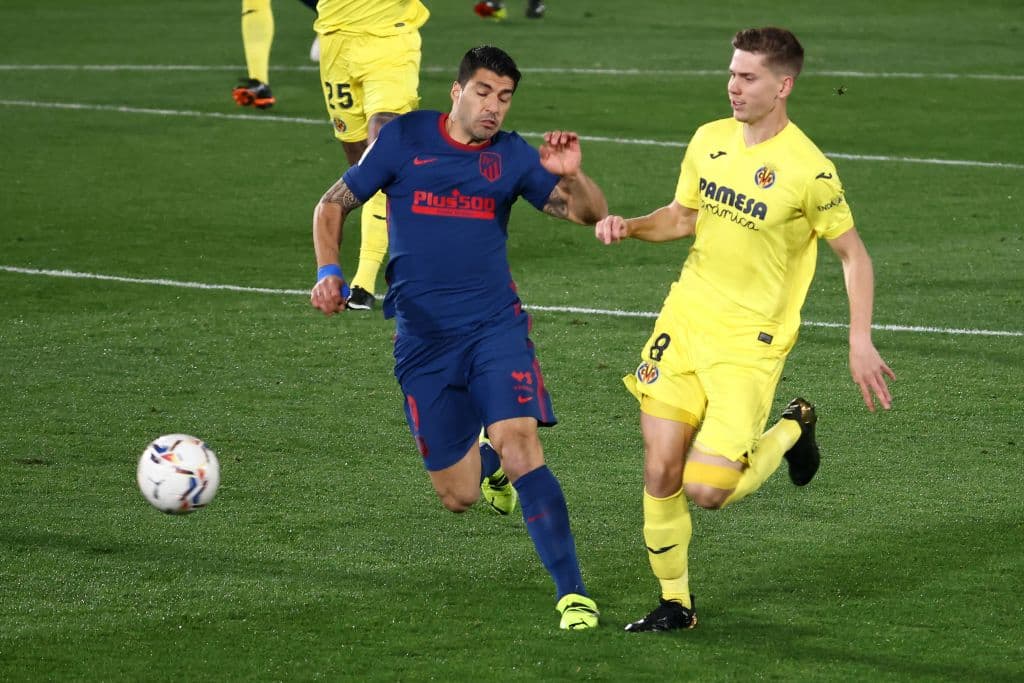 Villarreal's Argentinian defender Juan Foyth (R) challenges Atletico Madrid's Uruguayan forward Luis Suarez during the Spanish league football match between Villarreal CF and Club Atletico de Madrid at La Ceramica stadium in Vila-real on February 28, 2021. (Photo by JOSE JORDAN / AFP) (Photo by JOSE JORDAN/AFP via Getty Images)
