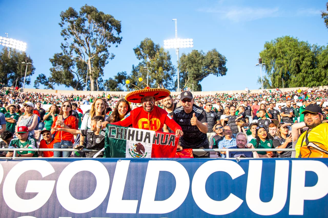 Los mexicanos acudieron en gran número al Rose Bowl para el primer juego del Tri en la Copa Oro 2019.