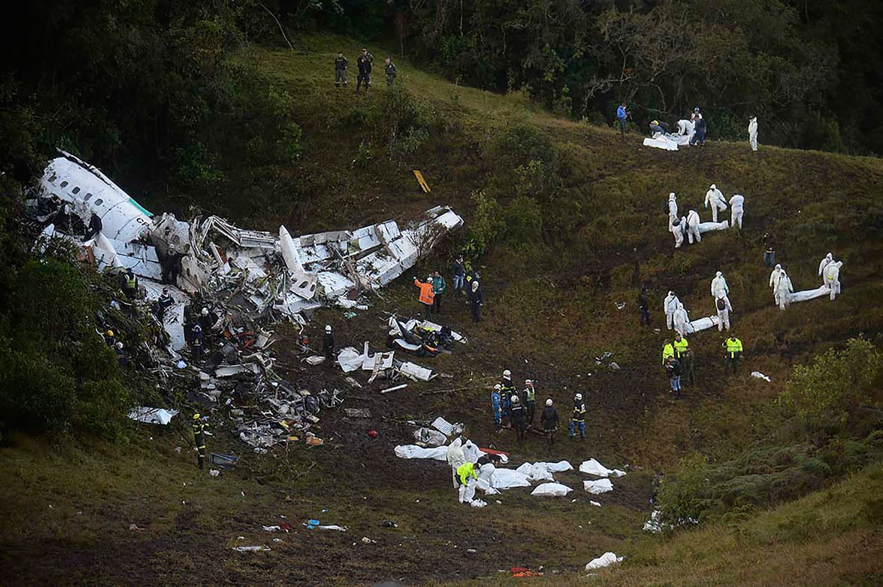 Las autoridades tardaron en comenzar la búsqueda de sobrevivientes en la zona del accidente debido al difícil acceso a la misma debido al mal clima y la abundante vegetación.