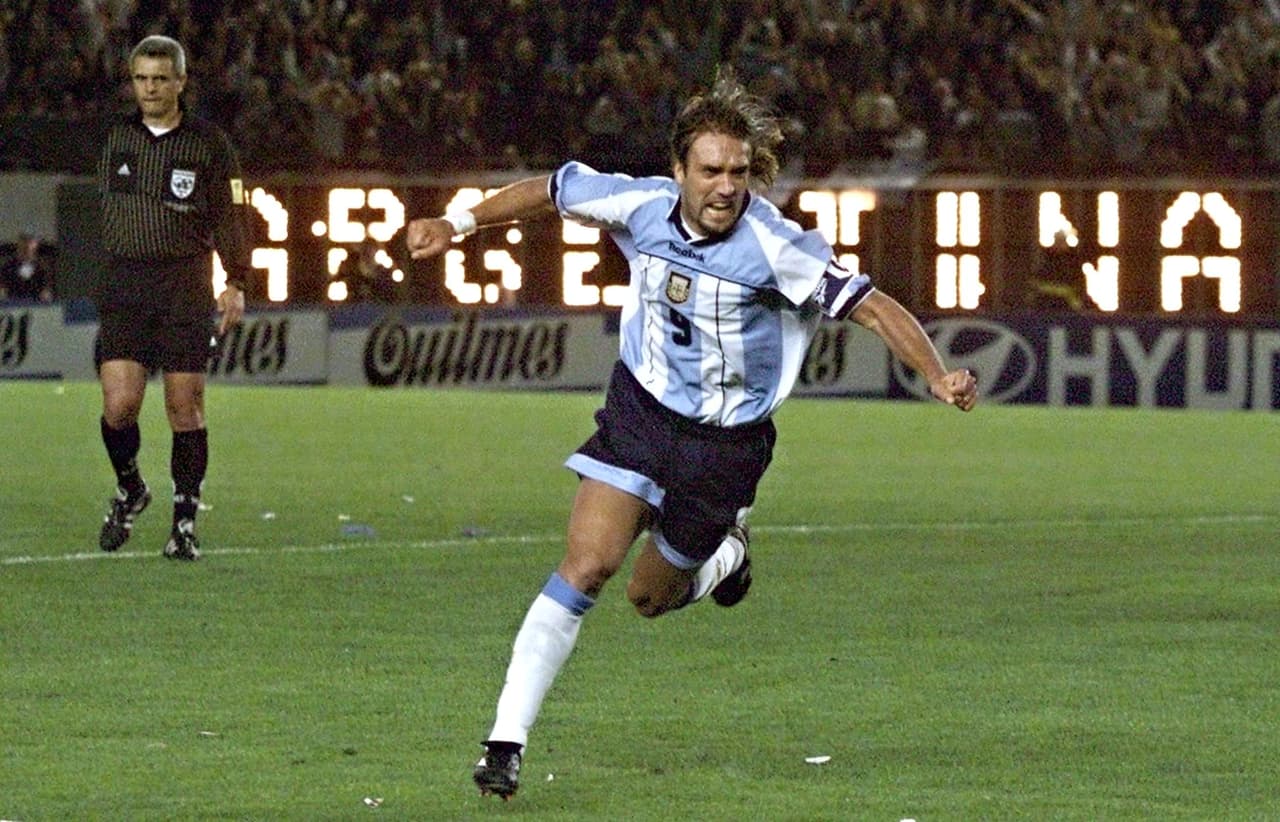 El cañonero es un término para referirse a un goleador que se empezó a usar en Argentina como una adaptación de 'cannonniero', forma en la que en Italia se le conoce a los delanteros rematadores.