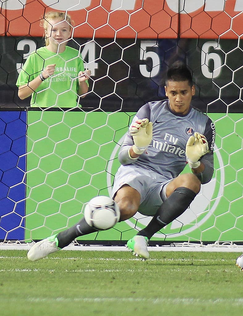 En 2006 se marchó a las inferiores de INF Cirefontaine donde se quedó hasta 2008 cuando se fue para llegar al PSG.
<br>