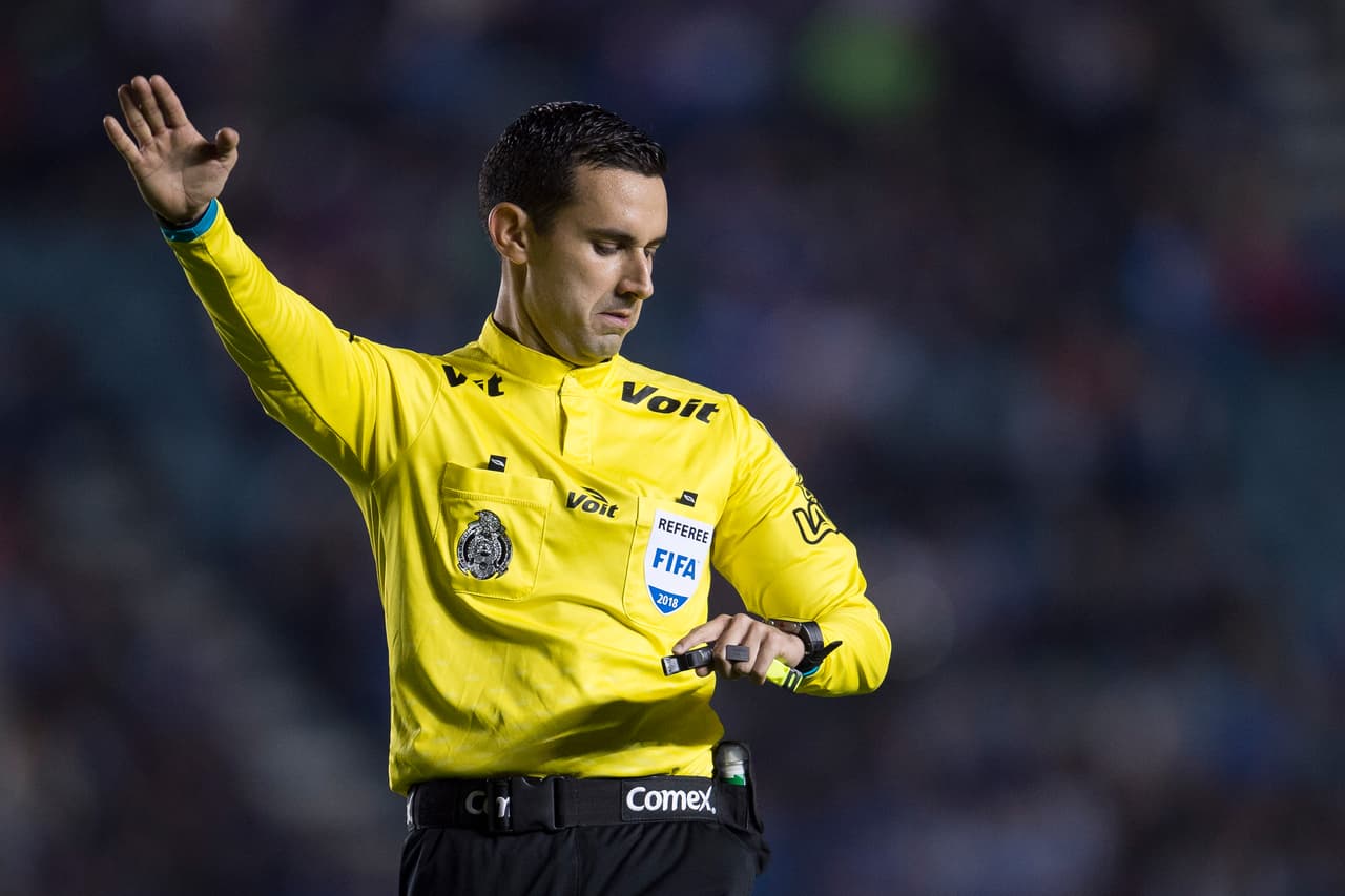 César Arturo Ramos tuvo un encuentro relativamente tranquilo en el que tuvo que mostrar 5 tarjetas amarillas para mantener la calma.