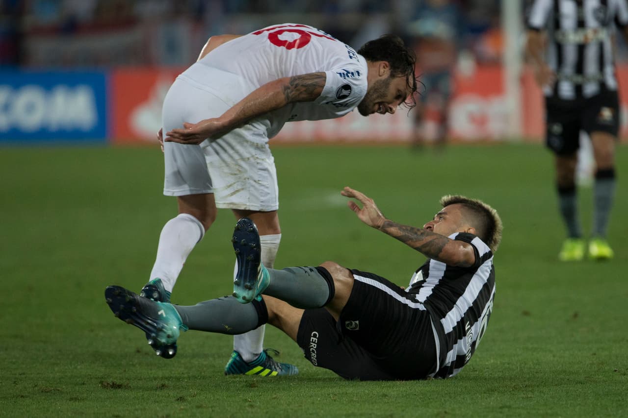 Botafogo resistió la embestida del tradicional Nacional de Uruguay y en ambos partidos lo derrotó apoyado en su excelente defensa y buen contragolpe.