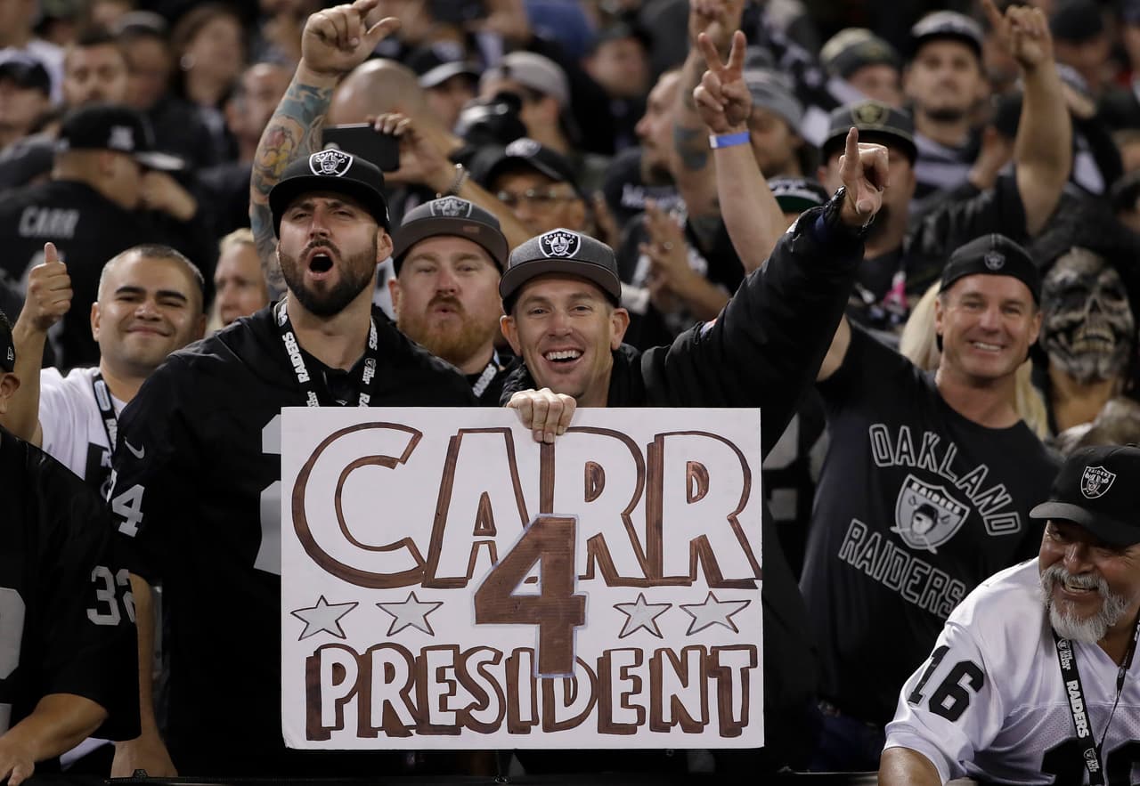 Impresionante paso de Carr por supuesto que hace feliz a los fans de Raiders.