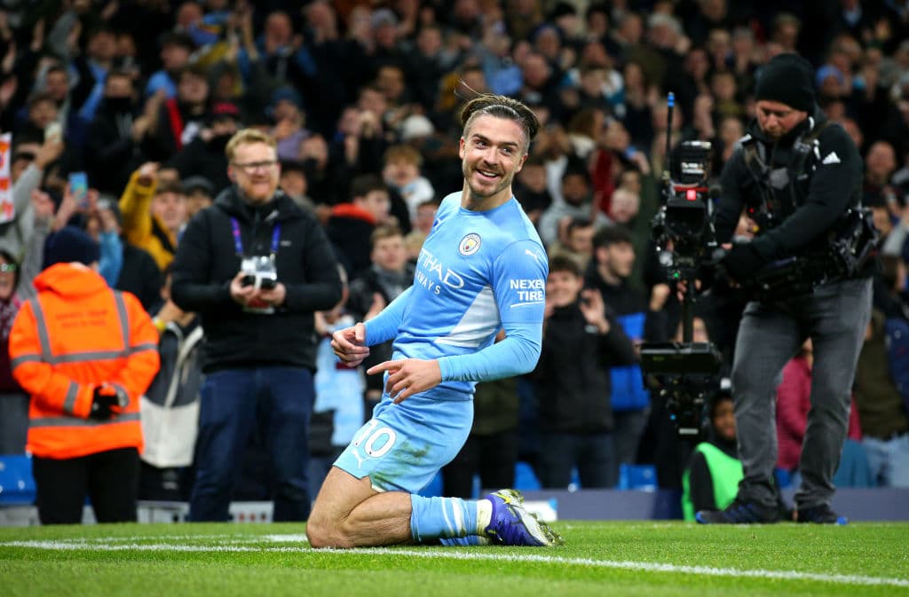 Manchester City propinó una goliza al Leeds United en la Premier League. Kevin de Bruyne marcó doblete, Phil Foden, Jack Grealish, Riyad Mahrez, John Stones y Nathan Aké sumaron a la victoria de los Cityzens y seguir con su paso perfecto.
