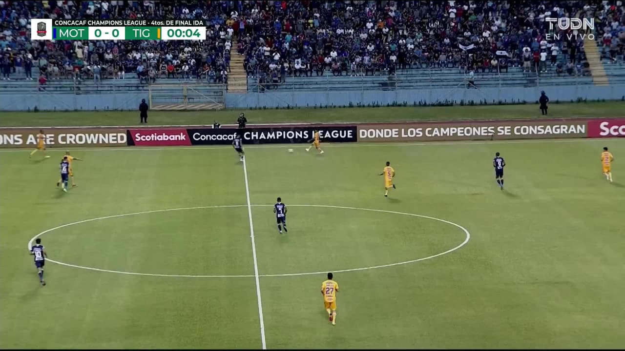 Arranca el partido y la pelota está en juego.