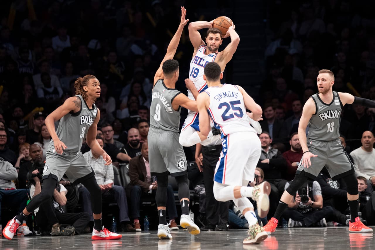<b>76ers 117-111 Nets. </b>El guardia, Raúl Neto, de los 76ers se queda con el esférico y pasa el balón en el aire para eludir a los jugadores de los Nets.