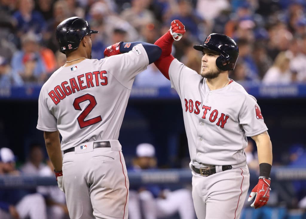 Chavis, Jackie Bradley Jr., Xander Bogaerts y el dominicano Rafael Devers aportaron los vuelacercas de Boston, que comenzó una gira de siete duelos como visitante en Toronto y Houston. Los Red Sox, monarcas de la última Serie Mundial, tienen un récord de 23-14 desde que comenzaron la temporada con 2-8.
