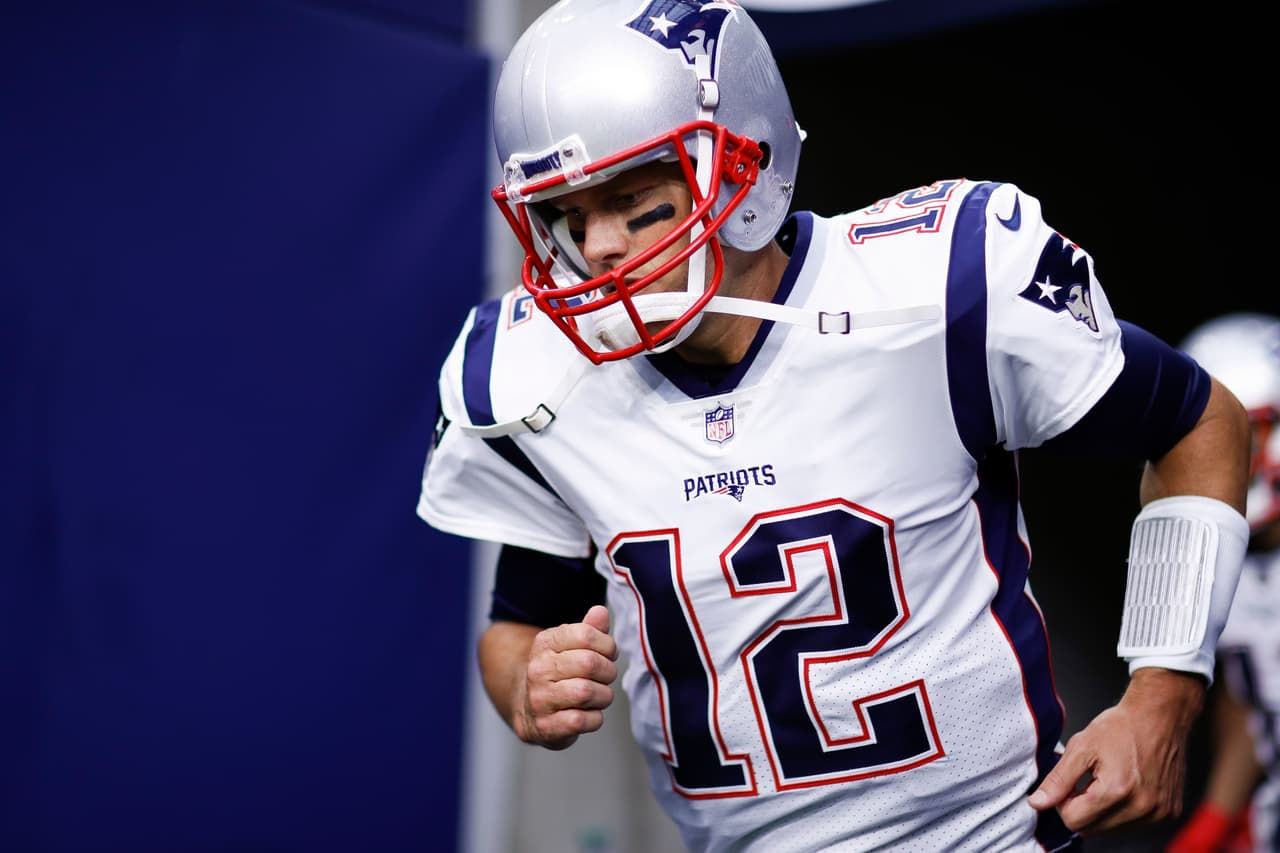 <b>1. TOM BRADY | New England Patriots</b>
<br>Aunque muchos analistas colocan en primer lugar a Rodgers, ¿cómo negarle ese sitio al máximo ganador de anillos de Super Bowl? Y no solo se trata de sus cinco Trofeos Vince Lombardi. Brady demostró en 2016 que sigue a un estupendo nivel y ahora con 40 años de edad no piensa bajar el ritmo. La leyenda de los Patriots quizás perdió a Edelman pero recuperó a un Gronkowski renovado y para colmo le contrataron al velocista Brandin Cooks. Será un año aún más fantástico con un ataque plagado de
<i>playmakers.</i>