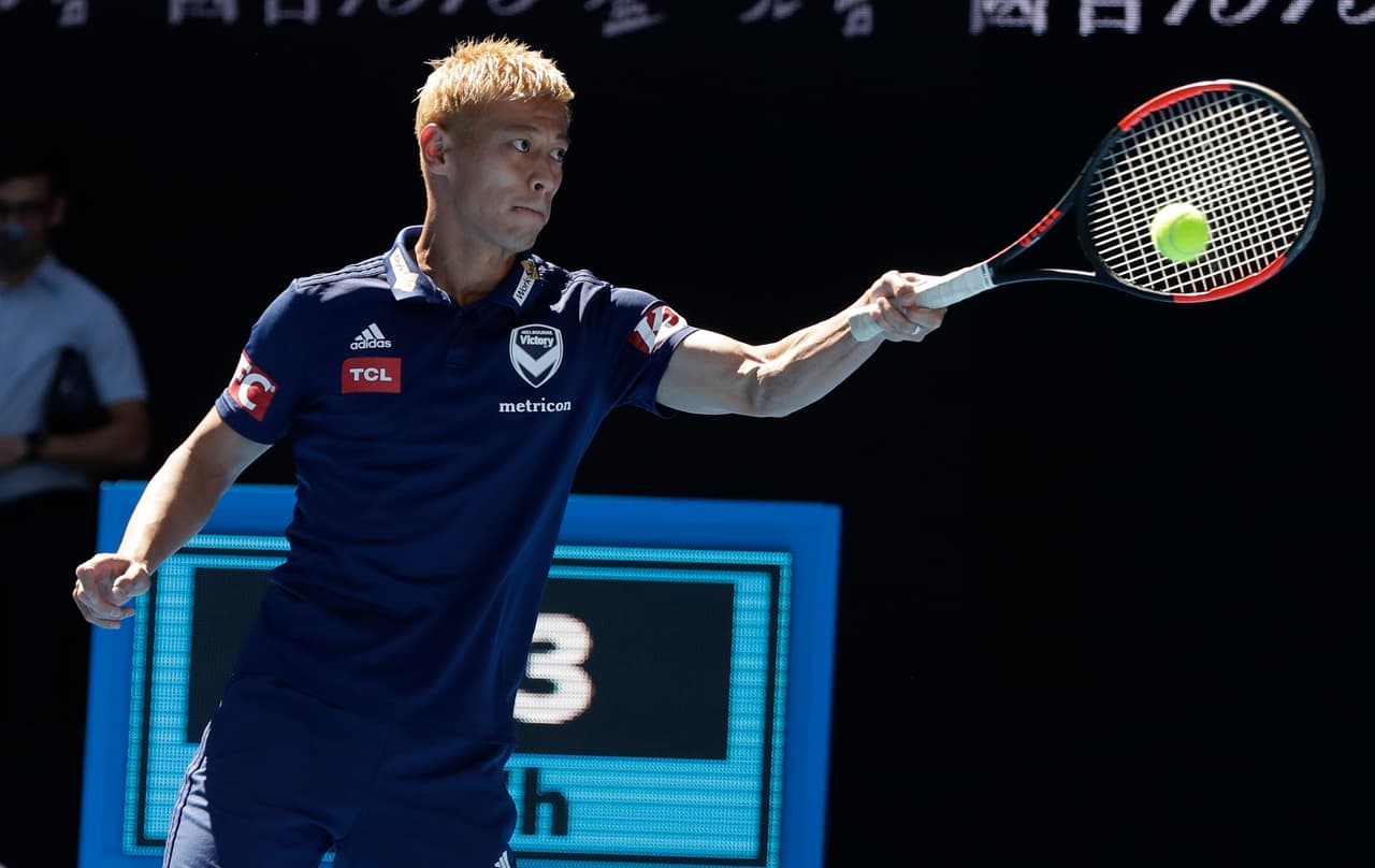El tenista japonés Kei Nishikori recibió la visita de su compatriota Keisuke Honda (foto), futbolista del Melbourne Victory y exjugador de Pachuca, con el que practicó y compartió previo al comienzo del Australian Open.