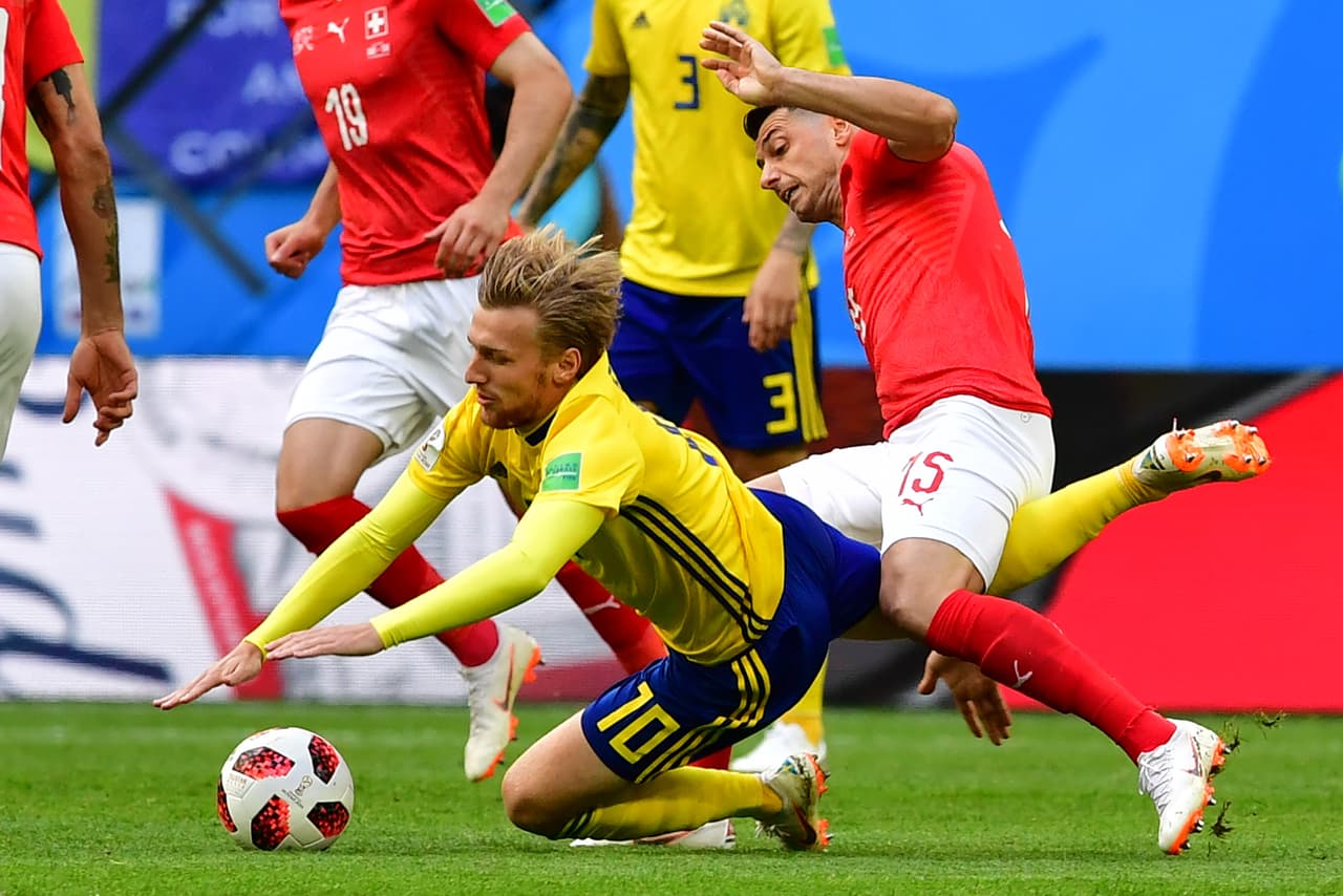 Sin embargo, en tan solo 10 minutos el jugador del Red Bull Salzburgo era blanco de las fuertes entradas de los jugadores suizos.