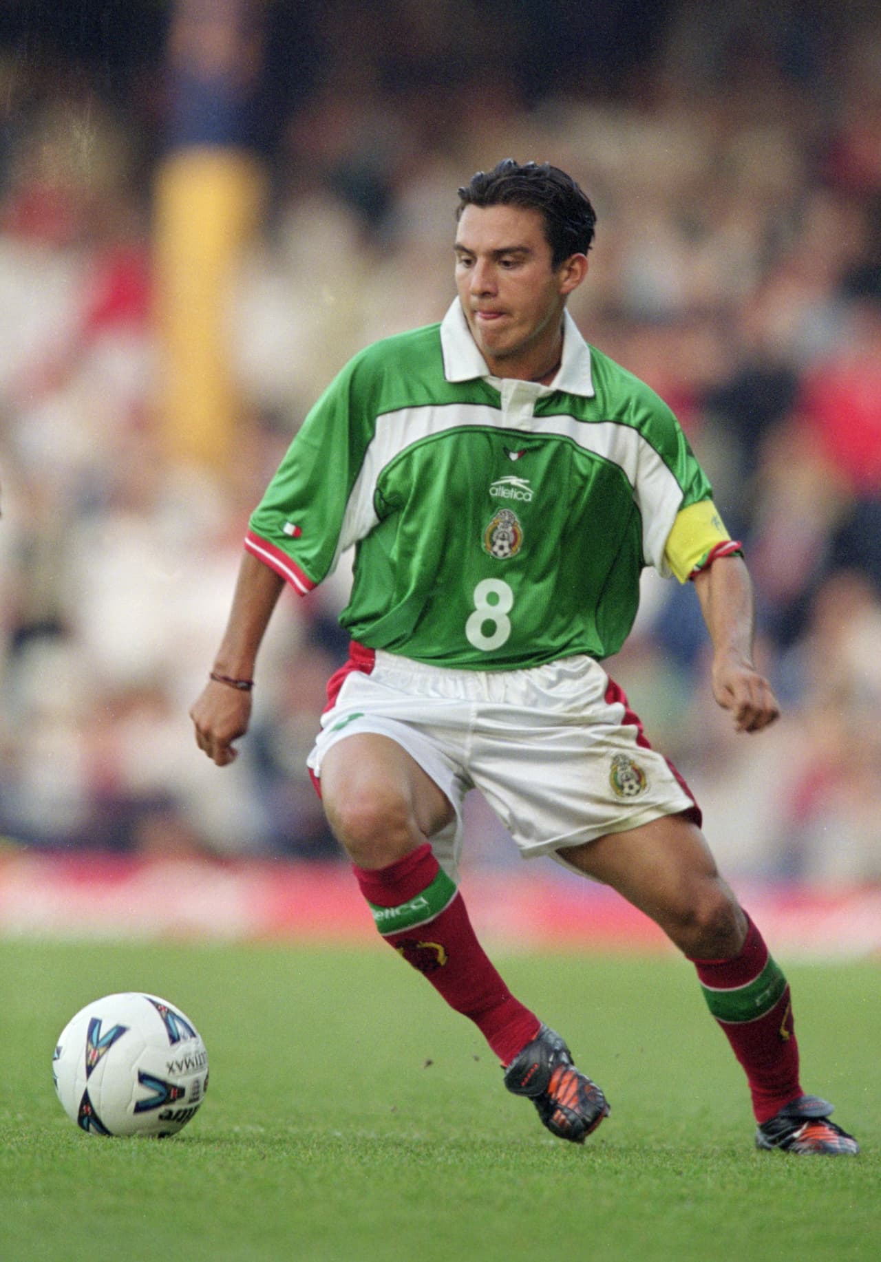 Actualmente, el debutante más joven en la historia del Tri es Luis Ernesto Pérez. Su primer partido lo jugó con 17 años, 11 meses y 16 días.