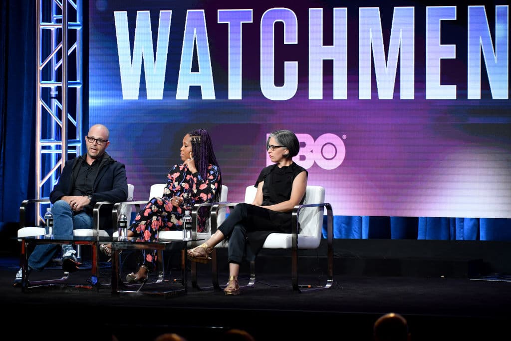 Cuando los vigilantes enmascarados son tratados como criminales por las agencias gubernamentales, algunos se unen para iniciar un motín, mientras que otros intentan detener el caos.