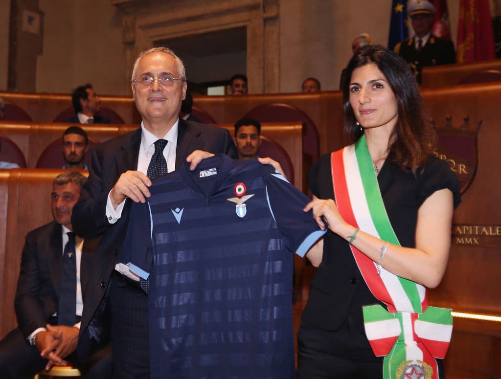 Los jugadores de la Lazio fueron recibidos en el Capitolio por la alcaldesa de la ciuda de Roma, la señora Virginia Raggi, para homenajear al equipo de la capital italiana por su éxito del pasado 15 de junio, cuando conquistaron la edición 2019 de la Coppa Italia, al vencer 2-0 al Atalanta y con lo que se clasificaron a la fase de grupos de la UEFA Europa League 2019-20. Además de la alcaldesa Raggi, estuvieron el presidente del equipo, Claudio Lotito, el técnico Simone Inzaghi, y todos los jugadores de la plantilla de las Águilas. Incluso hasta la emplumada mascota estuvo presente.