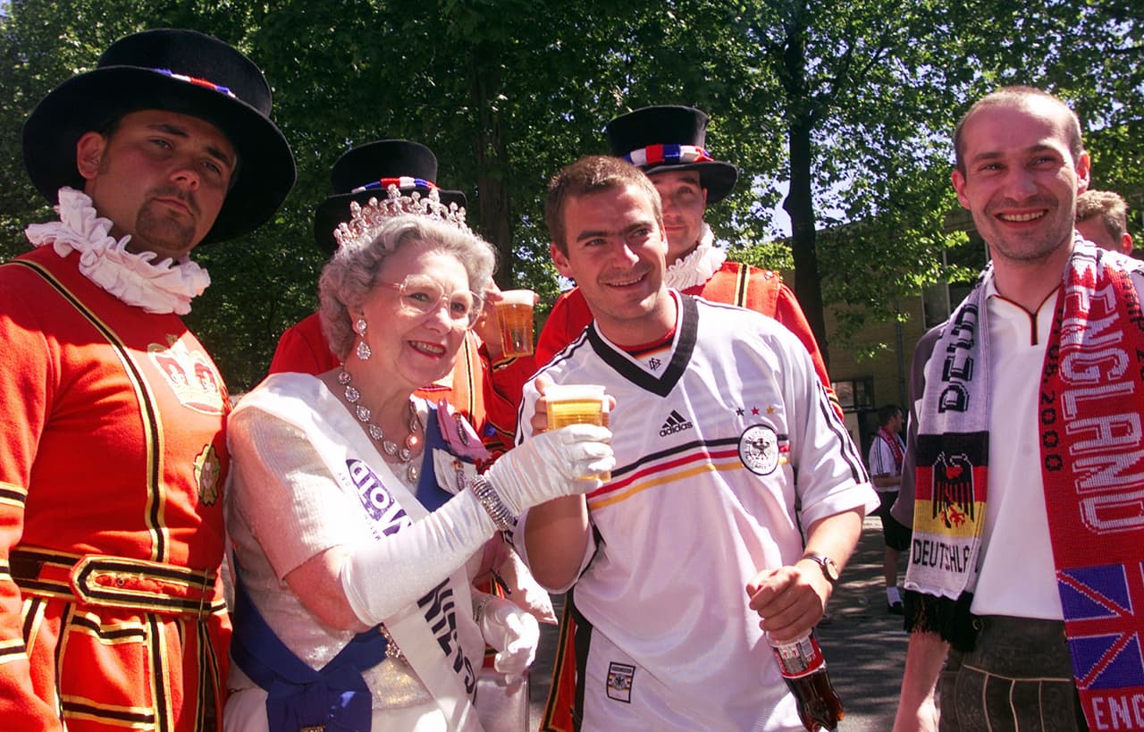 La reina más longeva del Reino Unido ha gozado los 13 títulos del Arsenal en la Premier League. Pocos aficionados en el mundo pueden alardear un privilegio así.