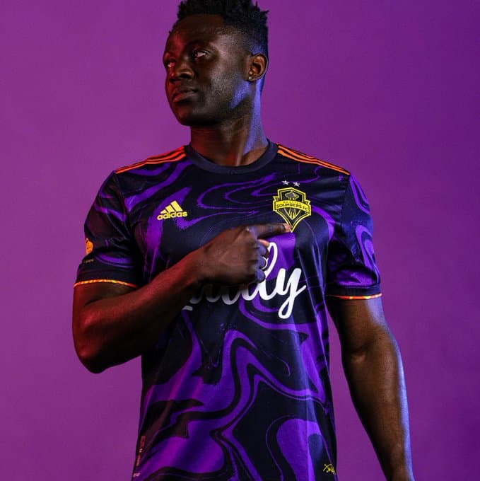 Piscodelia pura en púrpura, naranja y amarillo.