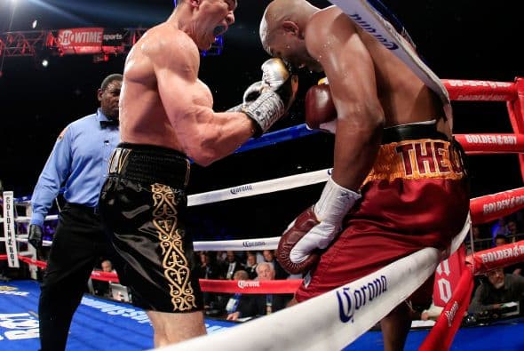 Shumenov no logró poner en peligro la pelea para Hopkins.