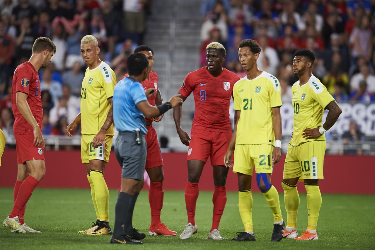 El equipo guyanense empezaba paulatinamente a mostrar la frustración por verse ampliamente superado. Cometieron bastantes faltas en la primera mitad los de amarillo pero sin caer en la violencia, no hubo cartones preventivos.