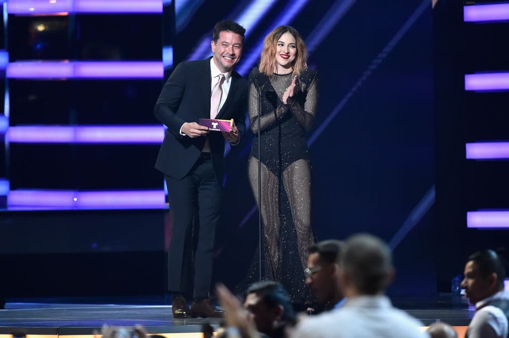 Por si fuera poco, ha compuesto temas para artistas reconocidos como Ana Torroja, Emmanuel y Alejandra Guzmán.