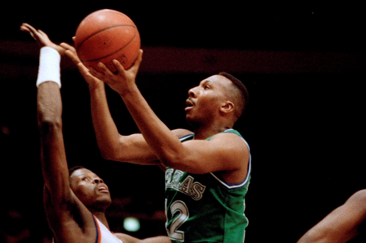 Derek Harper # 12. El mejor base de los Dallas Mavericks en los años 90; tercer jugador de la franquicia en retirar su número.