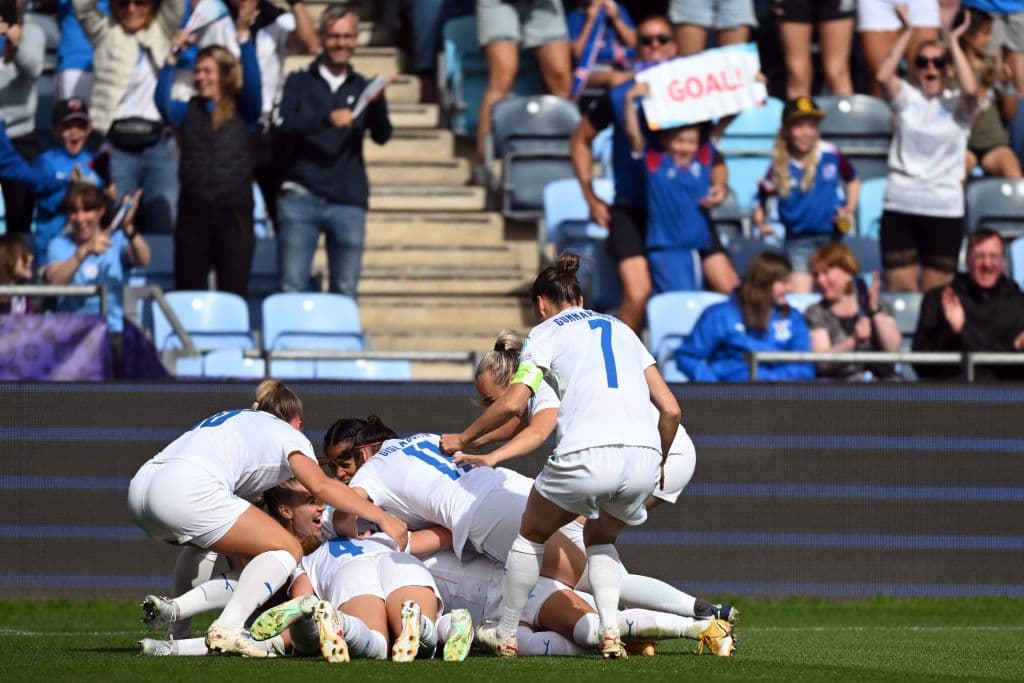 Italia, que estuvo durante casi 60 minutos eliminada de la Eurocopa, se agarró a la esperanza de pasar a cuartos de final con un empate a uno ante Islandia.