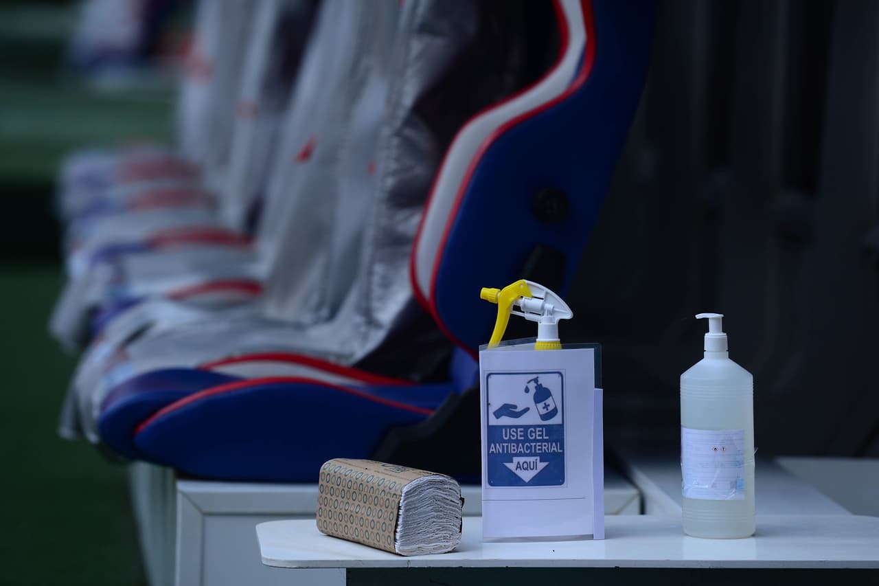 El estadio de las Chivas se ha desinfectado constantemente y cuenta con miles de despachadores de gel antibacterial. Los traslados de los equipos se realizan en autobús para evitar el uso de los aeropuertos. Los jugadores y el cuerpo técnico deben mantener una sana distancia social. Cada futbolista tendrá una botella individual para la hidratación. Además, los festejos entre jugadores están prohibidos.