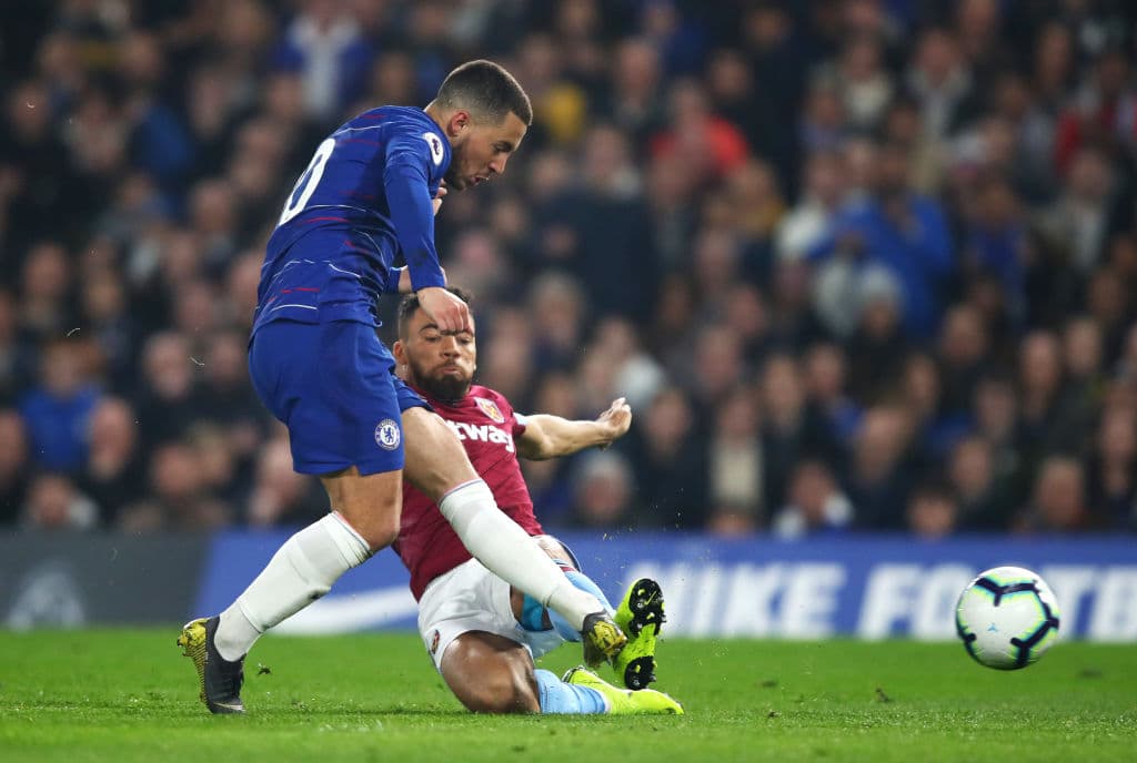 Luego de recorrer varios metros, unos 25-30 quizás, conduciendo el balón, burlando rivales y dejándolos a su paso, quedó en posición inmejorable dentro del área.