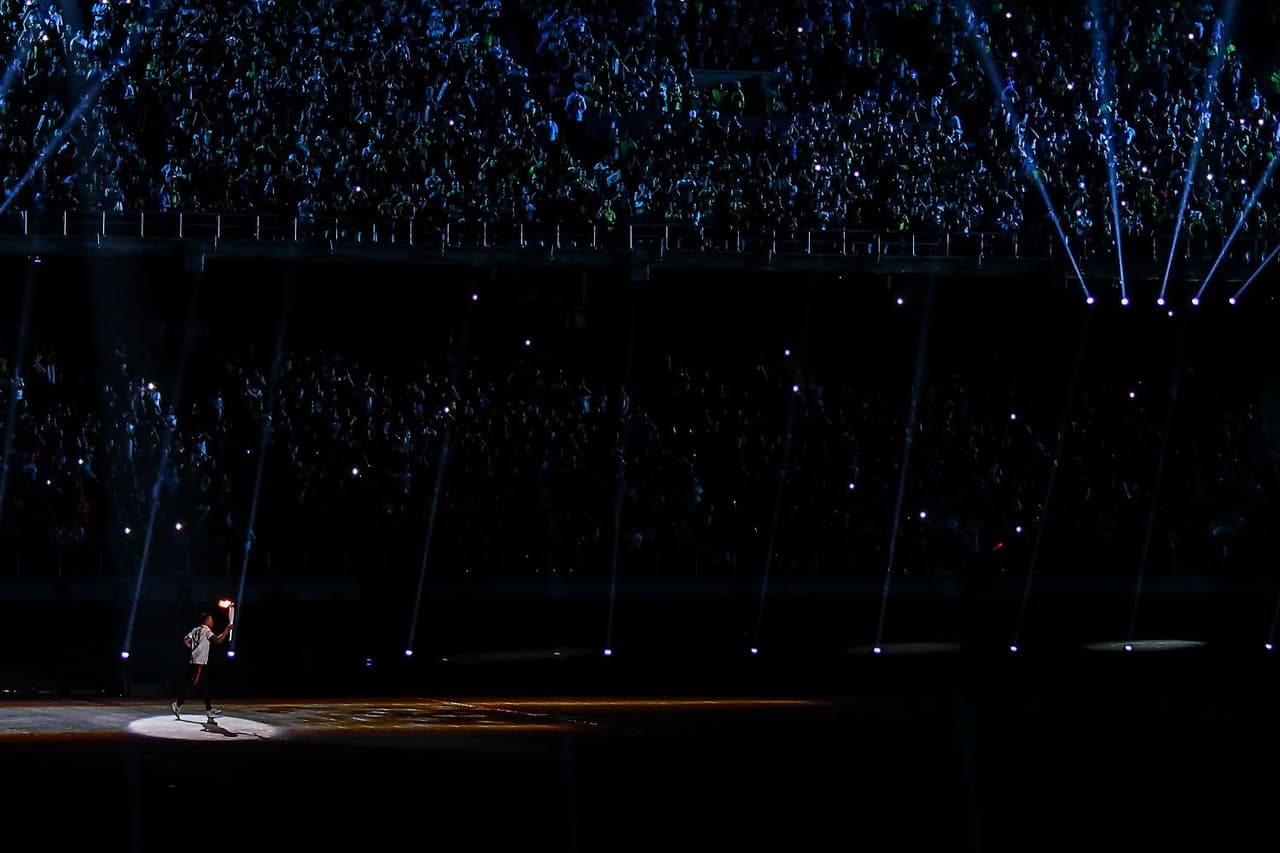 El seleccionado de fútbol Carlos Bacca ingresó al estadio con la antorcha centroamericana.