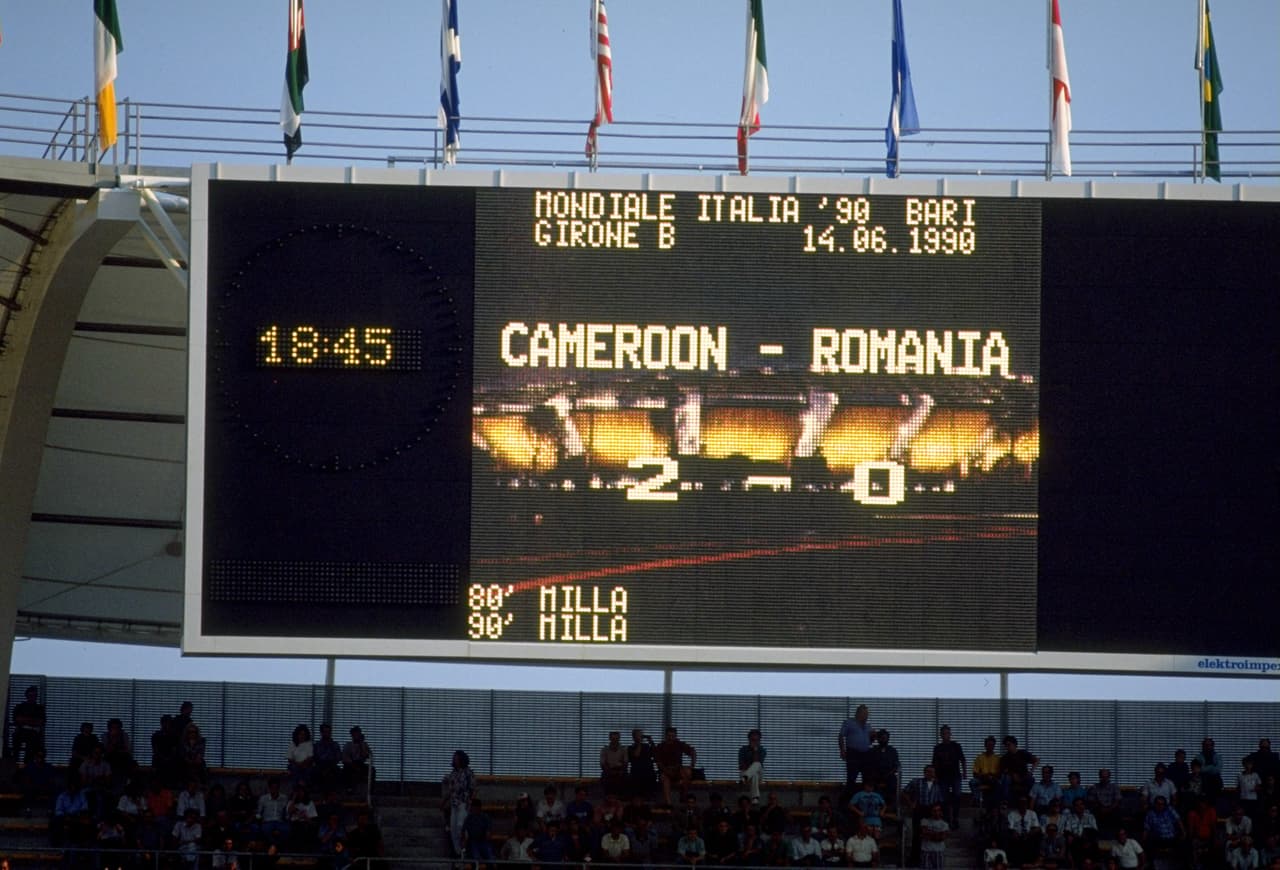 La sorpresa no frenó y con el goleador Roger Milla como protagonista, Camerún venció 2-0 a Rumania con lo que se aseguró el cupo a los octavos de final.
