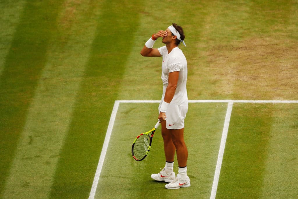 Rafael Nadal muestra su frustración por no clasificar a la final del tercer Grand Slam de tenis en el año.