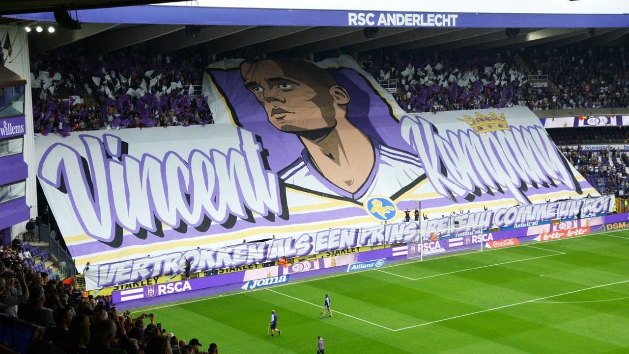 Los fanáticos del RSC Anderlecht realizaron un homenaje al regreso de su ex-jugador Vincent Kompany