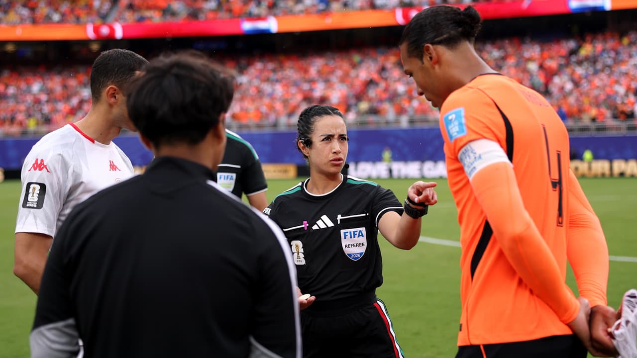 Árbitra Katia Itzel honra a México con tremendo uniforme en el Mundial