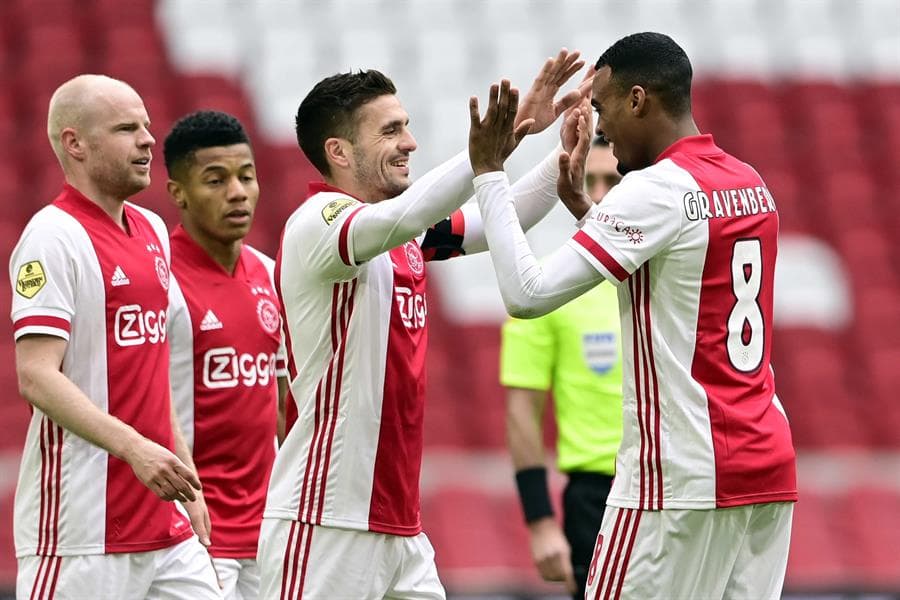 Ajax vence al Groningen 2-1 y el mexicano Edson Álvarez jugó los 90 minutos. Ryan Gravenberch, Sébastien Haller y Dusan Tadic fueron los encargados de llevar a la victoria a su equipo, donde Ahmed El Messaoudi hizo el gol en solitario en la Jornada 25 de la Eredivisie.