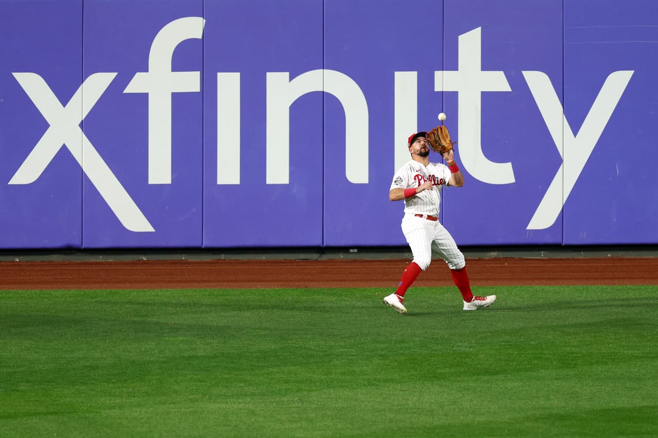 Kyle Schwarber atrapa un 'pop fly' de Yordan Alvarez #44 de los Astros de Houston durante la tercera.