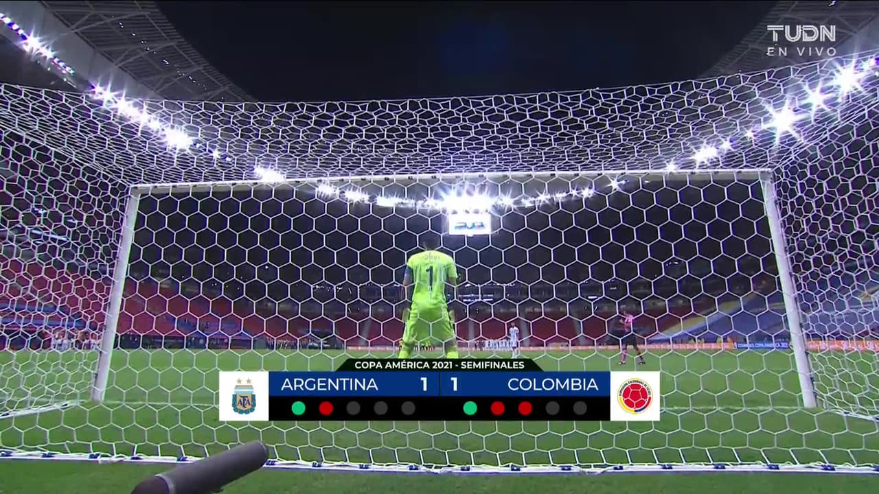 ¡GOL!  anota para Argentina. Leandro Paredes