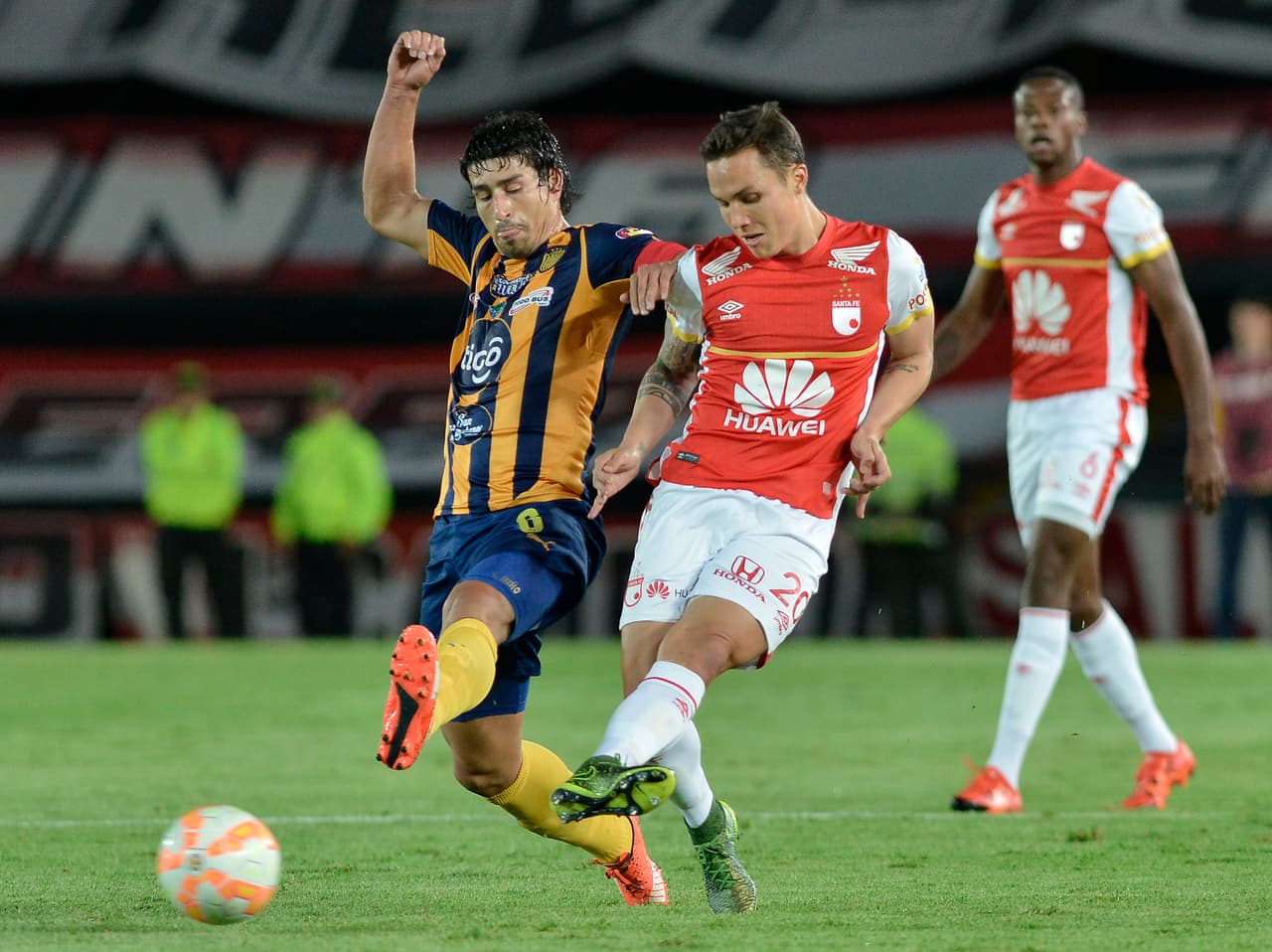 El paraguayo Luis Miño (izq.) llegó del Nacional de su país a Chiapas también por 2 millones de dólares.