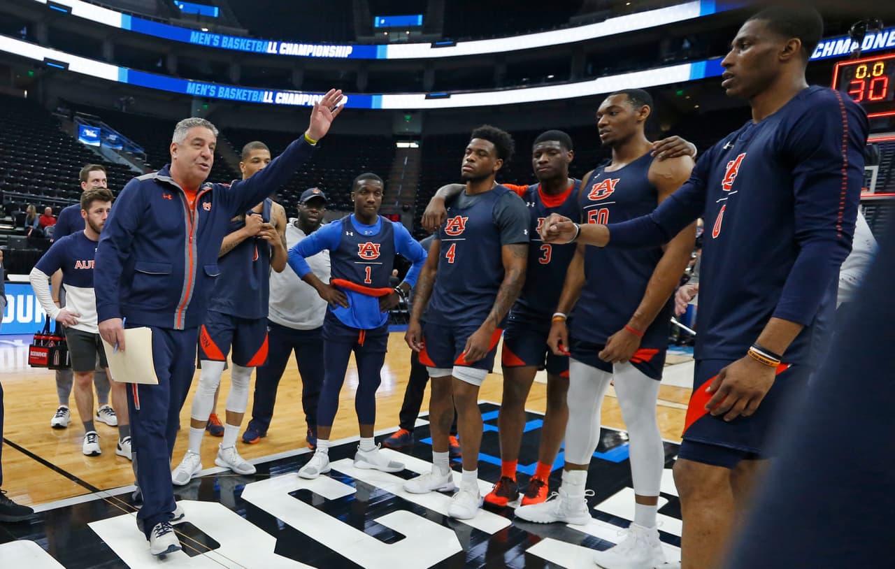 En la foto aparece dando órdenes el entrenador de Auburn Bruce Pearl, mientras su equipo se alista para debutar en el torneo ante New Mexico State este jueves en Salt Lake City.