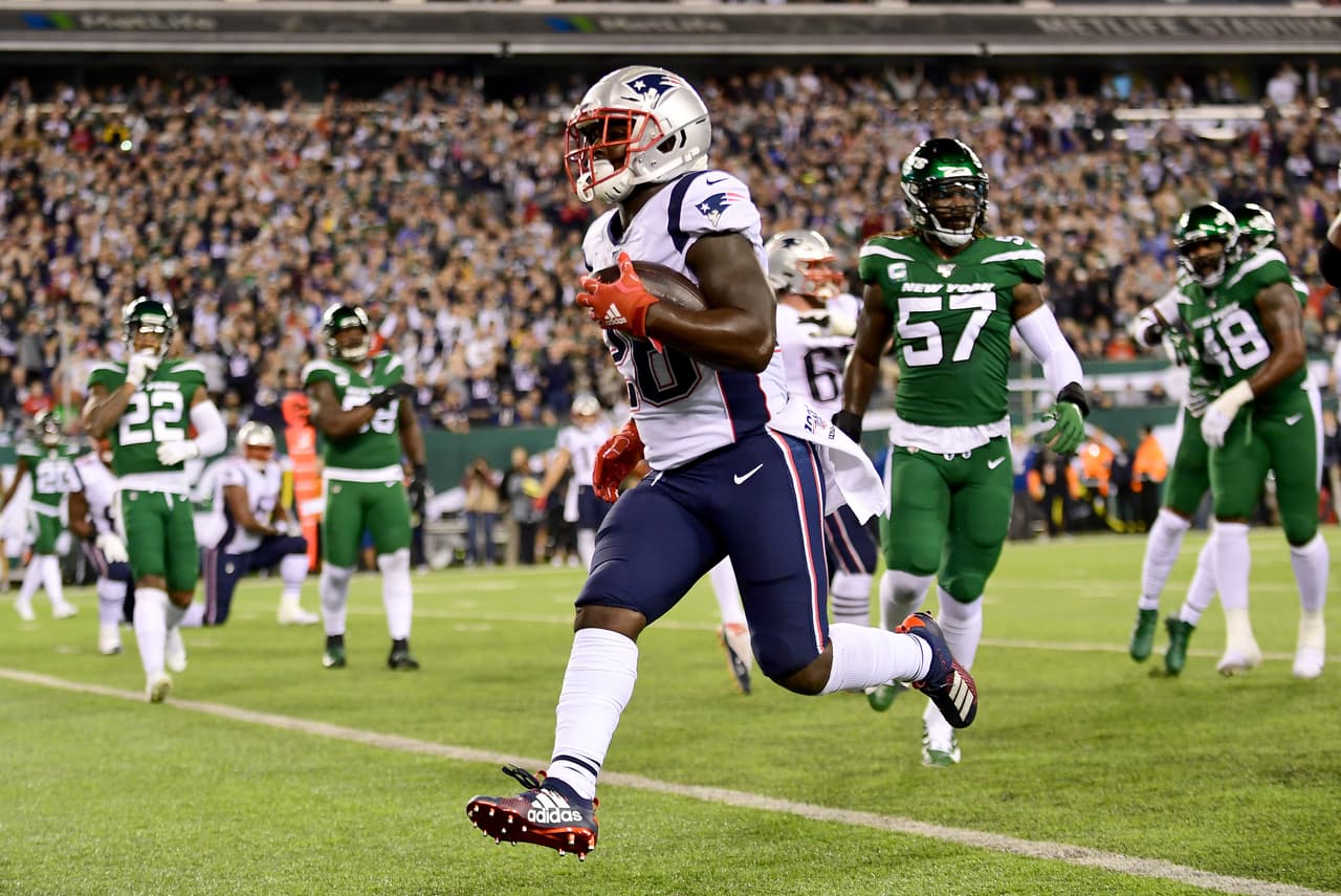 Sony Michel ingresó con tranquilidad a las diagonales tras los buenos bloqueos y así anotó ante los New York Jets.