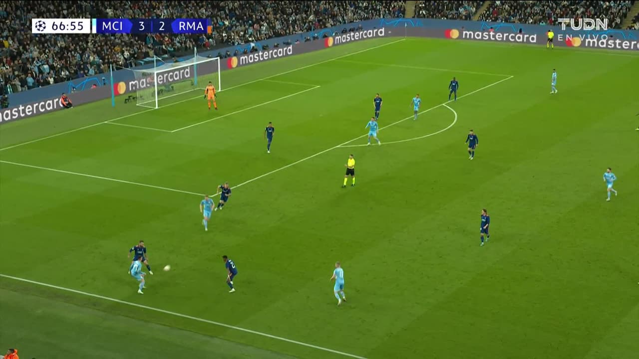 ¡TIRO ATAJADO! disparo por Aymeric Laporte.