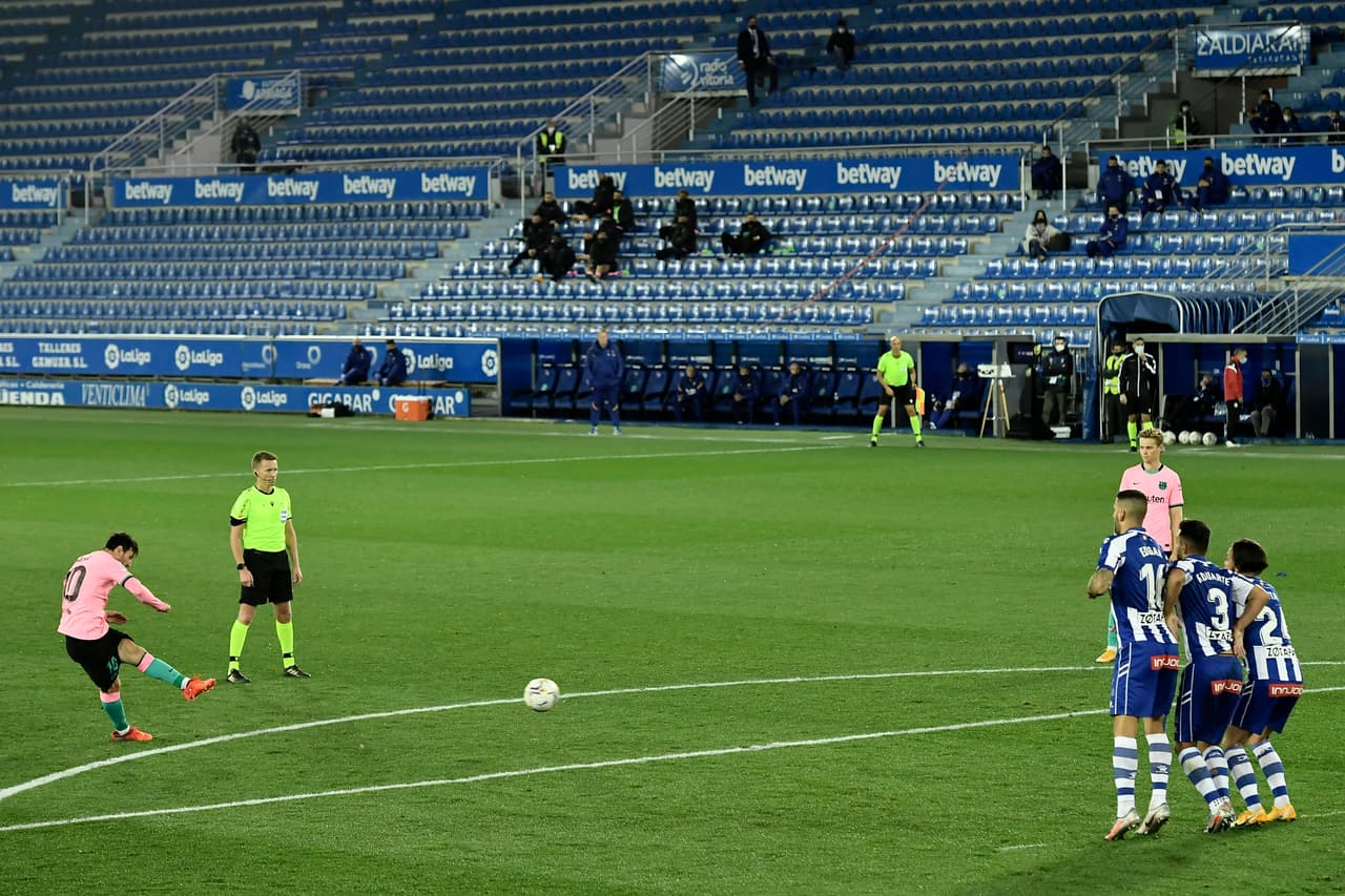 Piqué y Neto protagonizaron una gran pifia que terminó en gol de los locales; el francés marcó gol del empate en el Mendizorroza. Luis Rioja (31’) aprovechó un tremendo error de la zaga blaugrana para abrir el marcador. Griezmann (63’) emparejó los cartones.