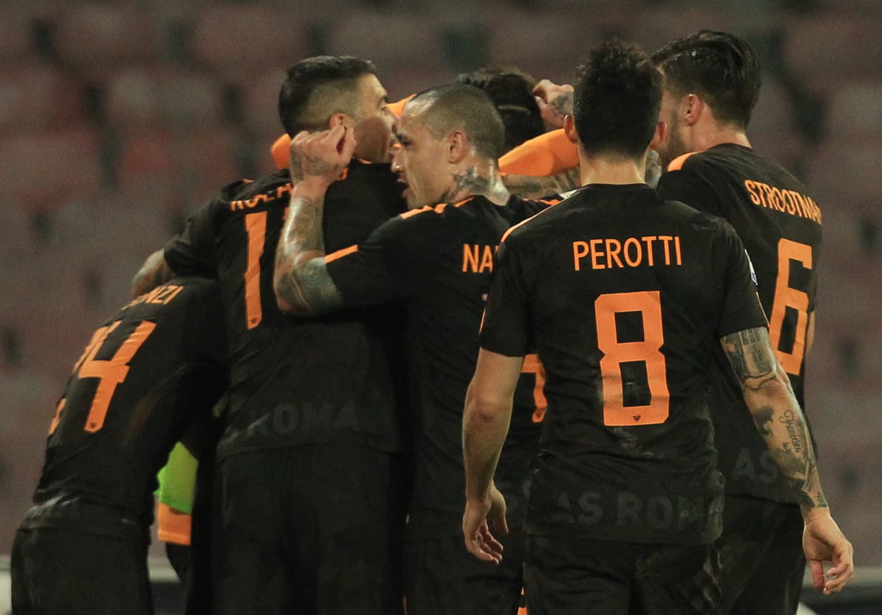 Roma sorprendió y venció de visitante 2-4 a Nápoles en la fecha 27 de la Serie A de Italia, que compromete al equipo napolitano en su liderato frente a su perseguidor, Juventus.