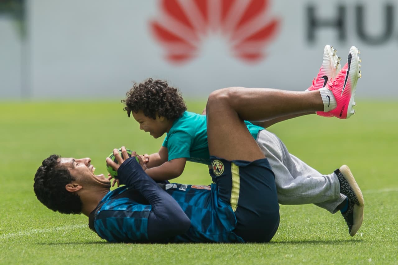Cecilio Domínguez mostró su faceta más sensible en un entrenamiento del América, en el que recibió la visita de su hijo Thiago.