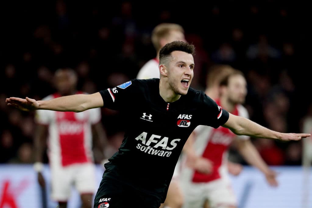 Oussama Idrissi celebra el tanto de la victoria para el AZ, lo grita fuerte y por todo el Johan Cruyff Arena.