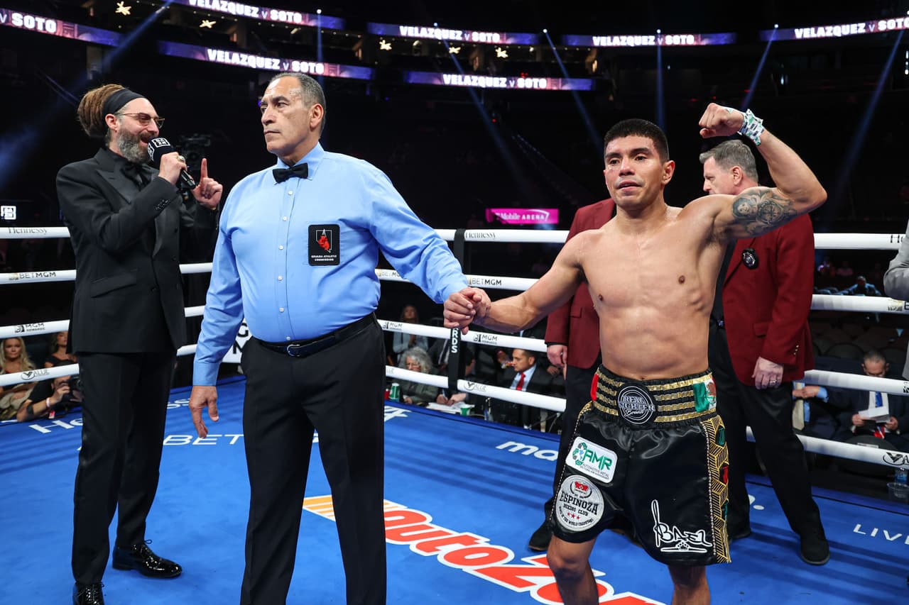Joselito Velázquez cerró la cartelera preliminar con un tremendo KO sobre el colombiano José Soto para mantener el invicto y alzar la mano para una oportunidad por un título mundial.