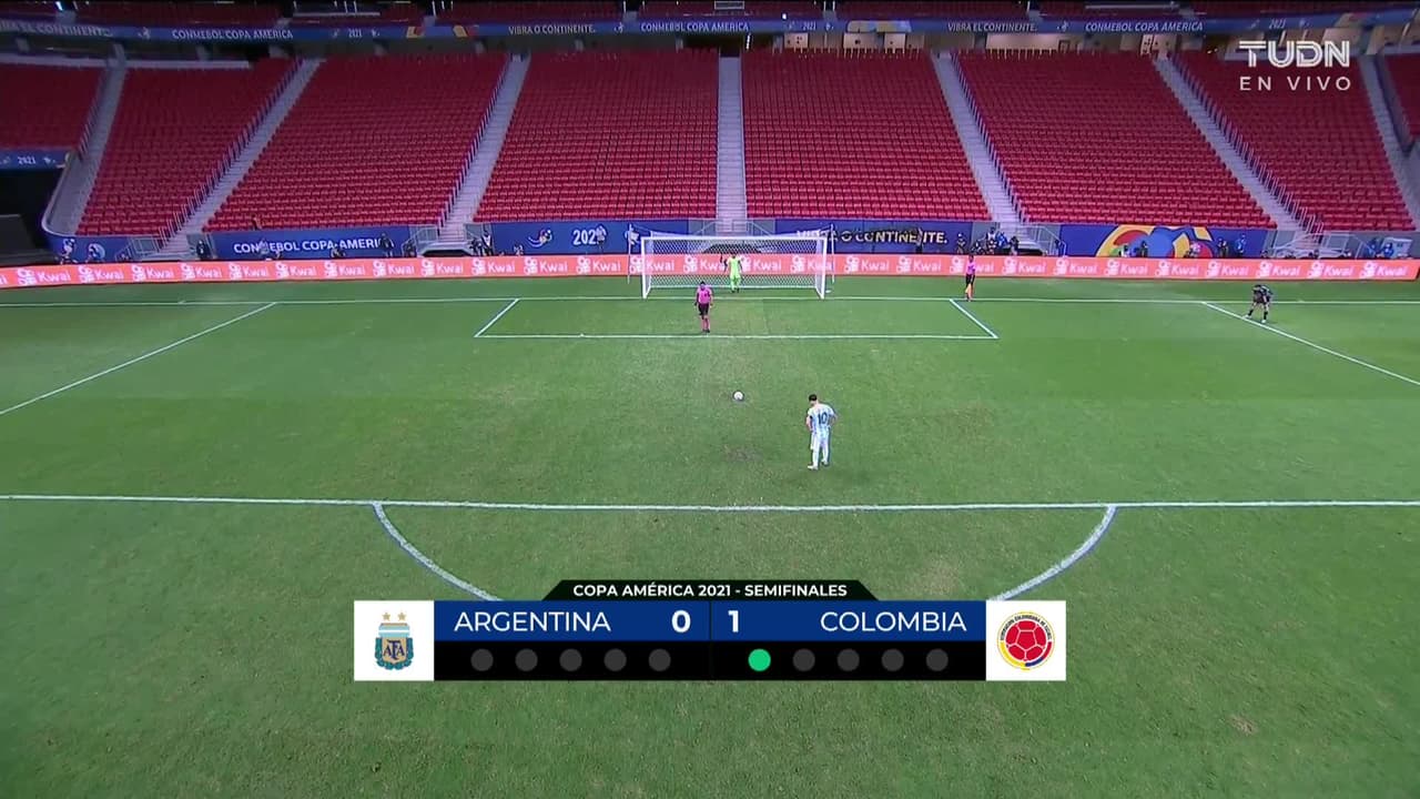 ¡GOL!  anota para Argentina. Lionel Messi