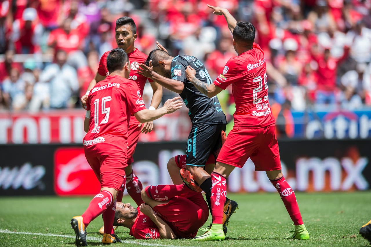 Querétaro despertó luego del tercer gol y buscó recortar distancias antes del medio tiempo.